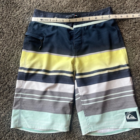 Boys Quiksilver Boardahorts/Swim Trunks - Picture 5 of 5